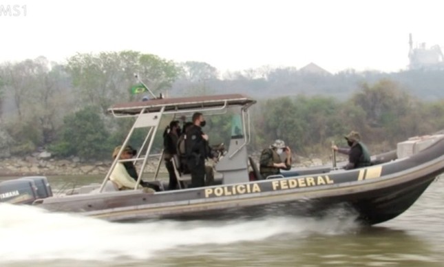 PF utilizou barco para cumprir alguns mandados da operação Matáá, que investiga o crime ambiental em MS