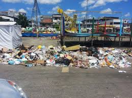 Resultado de imagem para fotos de lixo no suburbio ferroviario de salvador