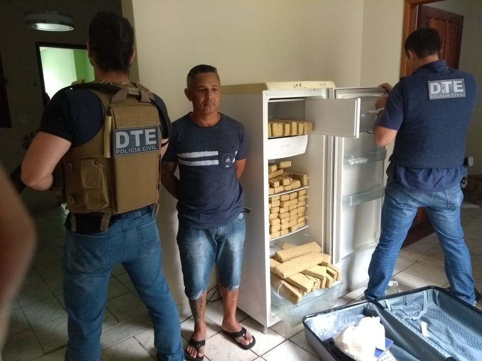 Homem foi preso com 100 kg de maconha em geladeira em Vitória da Conquista, na Bahia (Foto: Polícia Civil/ Divulgação)