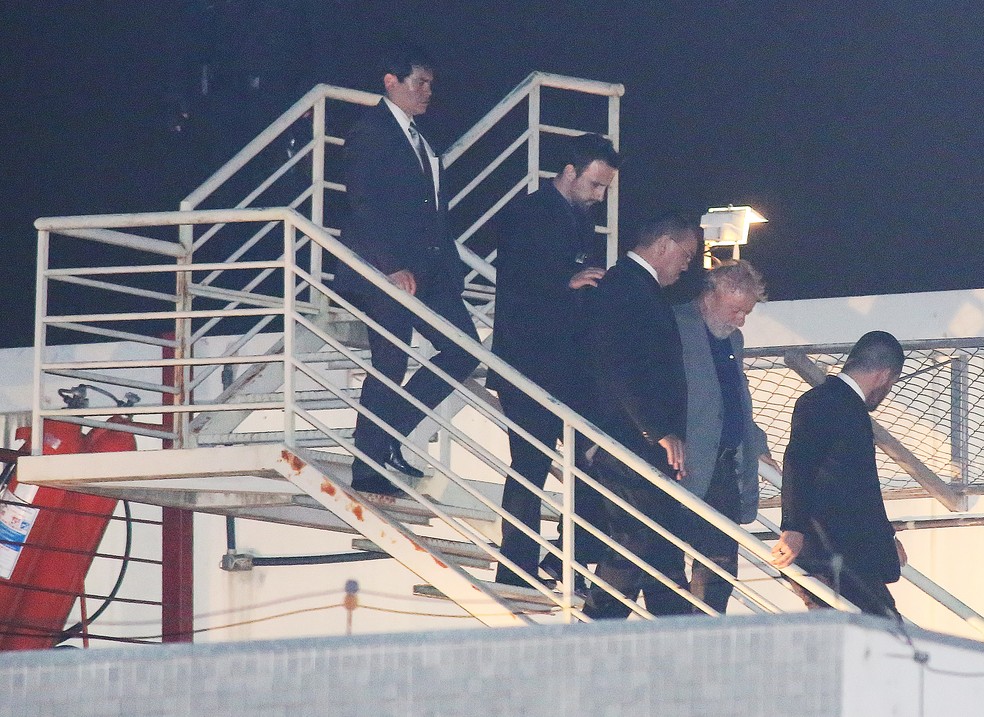 O ex-presidente Lula, em abril, quando se entregou Ã  PolÃ­cia Federal (Foto: Giuliano Gomes/PRPRESS)