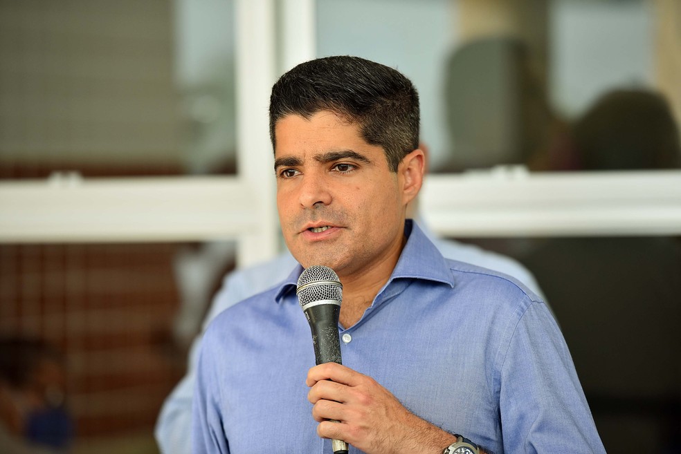 "É uma área muito grande, de 50 mil metros quadrados", disse ACM Neto sobre novo cemitério — Foto: Valter Pontes/Secom