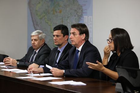 O presidente Jair Bolsonaro faz transmissão ao vivo ao lado dos ministros de Segurança Institucional (GSI), General Augusto Heleno, da Justiça e Segurança Pública, Sergio Moro, e da intérprete de libras, Elizângela Castelo Branco.