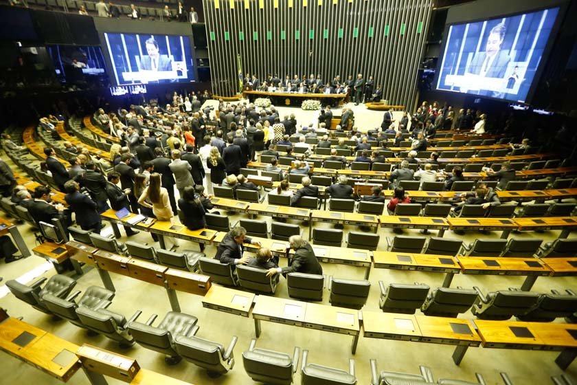 Resultado de imagem para Um de cada seis congressistas gasta cota com doador
