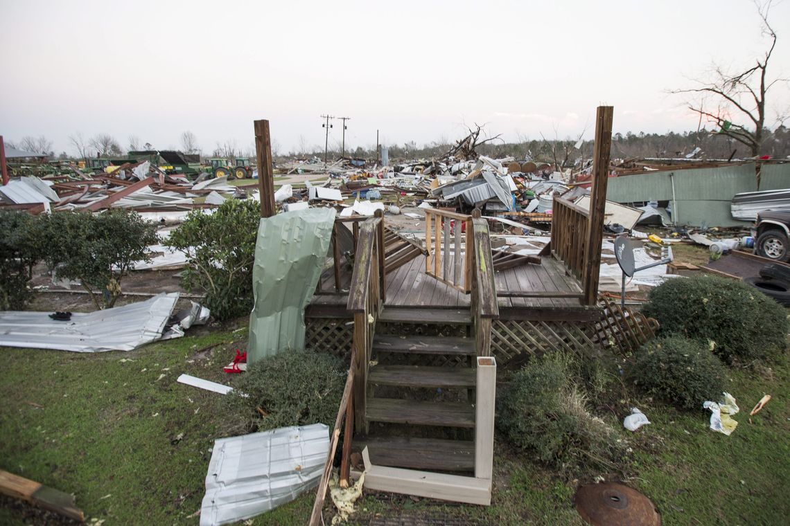 Estados Unidos â?? Tempestade e tornado no sul dos Estados Unidos. Na imagem, uma região da cidade de Adel, na Geórgia, onde sete pessoas morreram