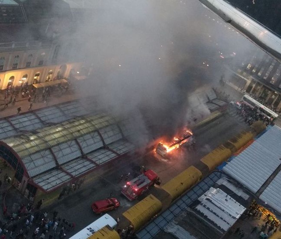 Incêndio em ônibus em terminal no Centro de Porto Alegre (Foto: Bruno Mendes Lamb/Arquivo Pessoal)