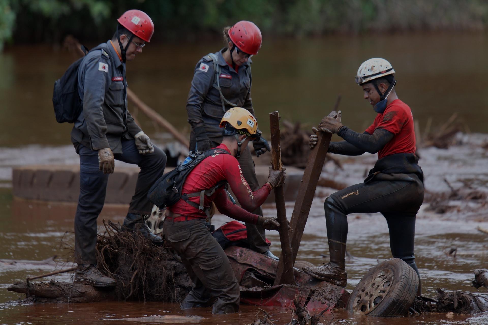 Resultado de imagem para Mais de cinco meses depois, bombeiros encontram corpo praticamente intacto em Brumadinho
