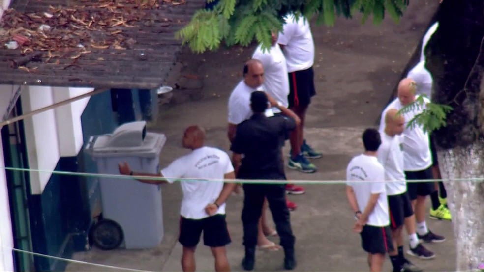 Policial bate continência a Pezão na cerimônia de hasteamento da bandeira â?? Foto: Francisco de Assis/TV Globo