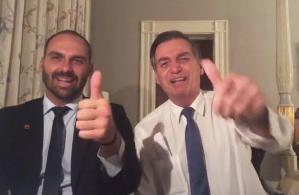 Resultado de imagem para CrÃticas a Eduardo na embaixada mostram que filho é pessoa 'adequada' ao posto, diz Bolsonaro