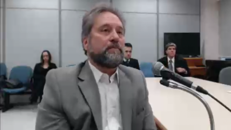 Resultado de imagem para TRF4 diminui condenação, mas mantém prisão de ex-gerente da Petrobras