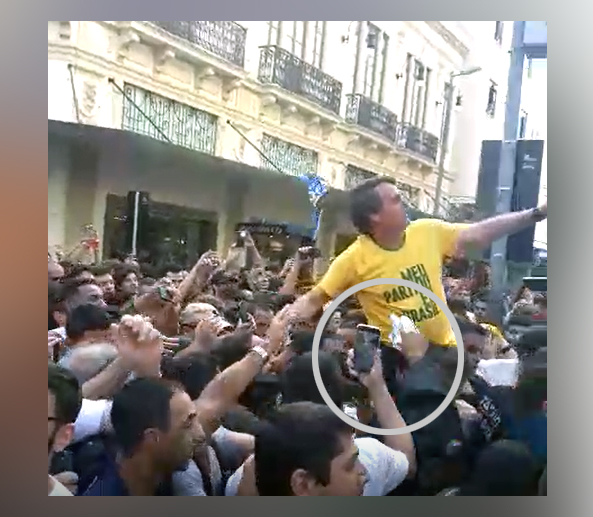 Resultado de imagem para fotos de bolsonaro esfaqueado na multidão