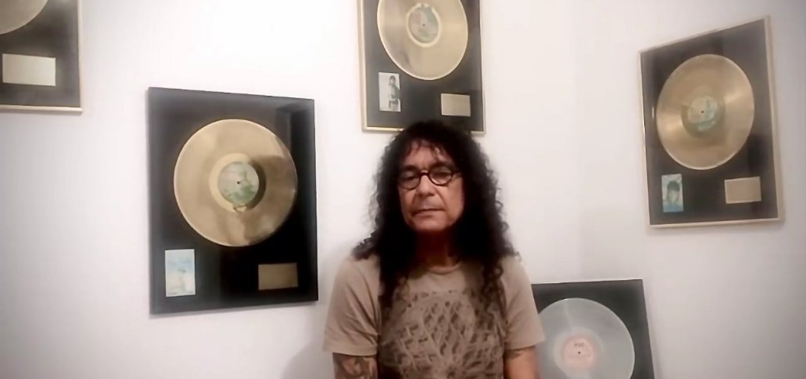 [Luiz Caldas rebate fala de Neto sobre 'dor de cotovelo': 'O senhor deveria respeitar os artistas baianos']