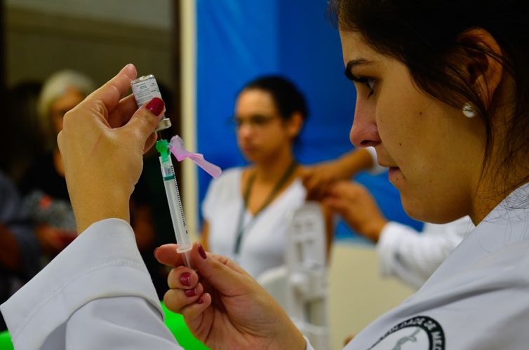 SÃ£o Paulo - Profissionais de SaÃºde sÃ£o vacinados contra a gripe H1N1 no Hospital das ClÃ­nicas (Rovena Rosa/AgÃªncia Brasil)