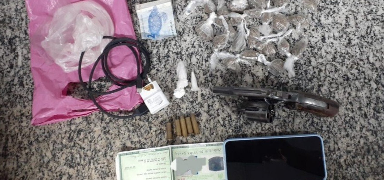 [Suspeito de tráfico morre em troca de tiros com policiais no bairro de Santa Cruz]