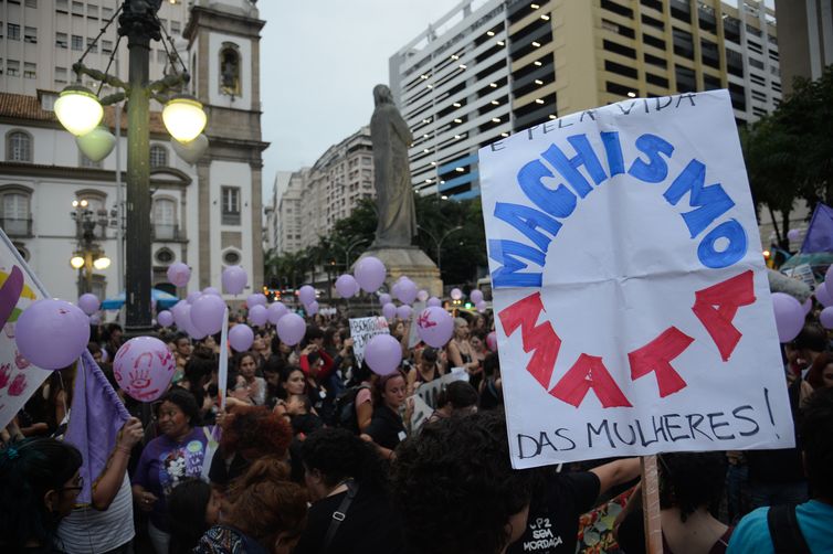 Rio de Janeiro - Mulheres fazem caminhada em solidariedade à s manifestações feministas na América Latina, que tem paÃses com alta taxa de feminicÃdio, segundo a ONU (Fernando Frazão/Agência Brasil)