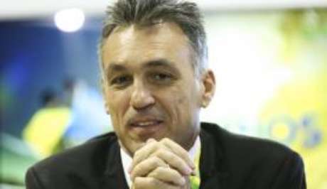 O presidente dos Correios, Guilherme Campos, fala à imprensa, na sede da empresa