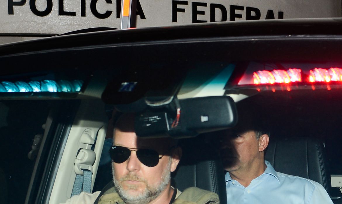 Rio de Janeiro - O ex-governador do Rio de Janeiro Sérgio Cabral é levado preso na operação Lava Jato em viatura da Polícia Federal na sede na Praça Mauá (Fernando Frazão/Agência Brasil)