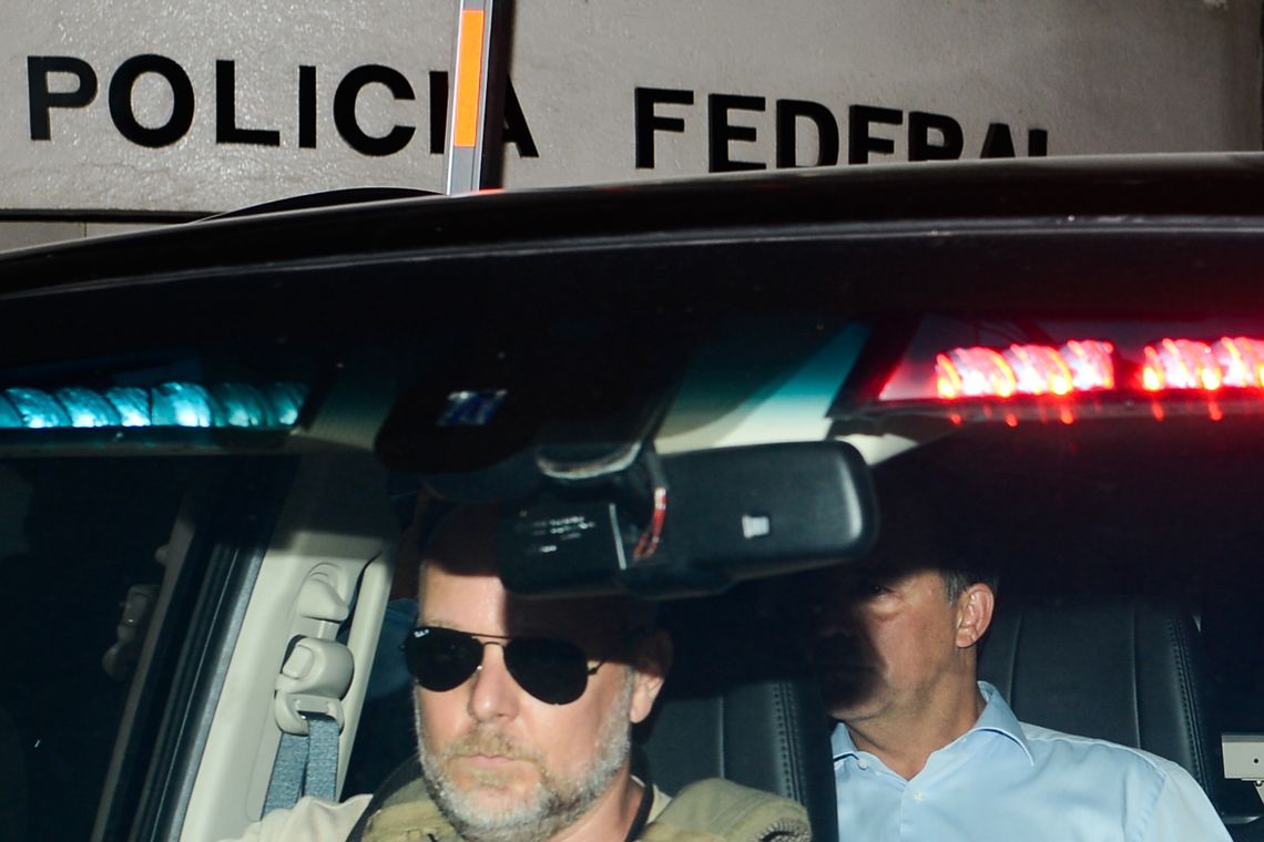 Rio de Janeiro - O ex-governador do Rio de Janeiro Sérgio Cabral é levado preso pela operação Lava Jato em viatura da PolÃcia Federal para a sede do órgão, na Praça Mauá (Fernando Frazão/Agência Brasil)