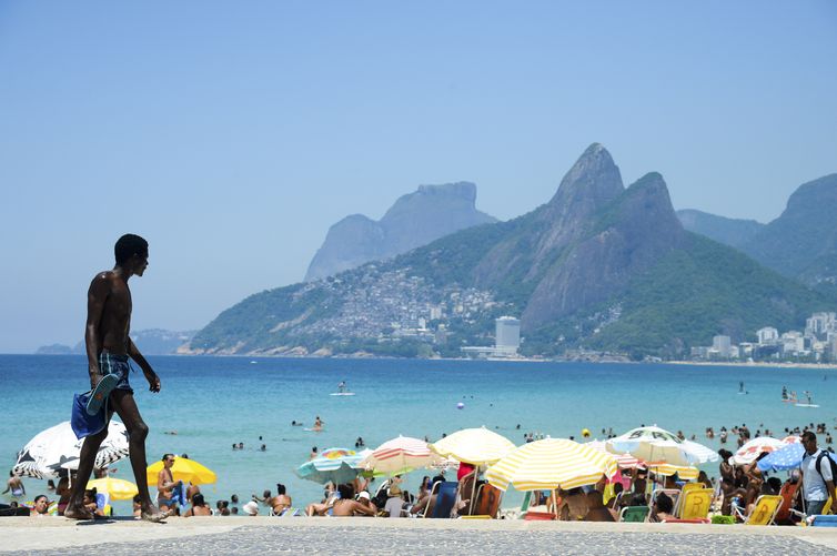 Rio de Janeiro - Em dia de alta temperatura, cariocas e turistas enchem praias da zona sul da cidade. (Tomaz Silva/AgÃªncia Brasil)