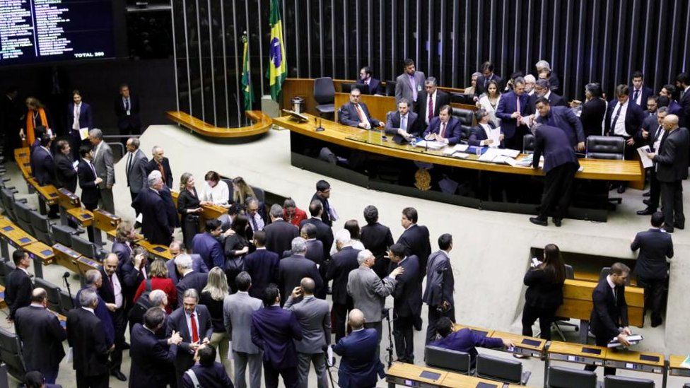 Resultado de imagem para Deputados de PROS, PODE e PSB são os que menos seguem orientações do partido em votações no plenário da Câmara