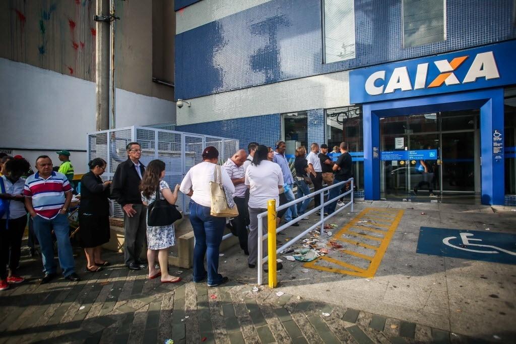 Resultado de imagem para fotos de agencias da caixa pagando clientes