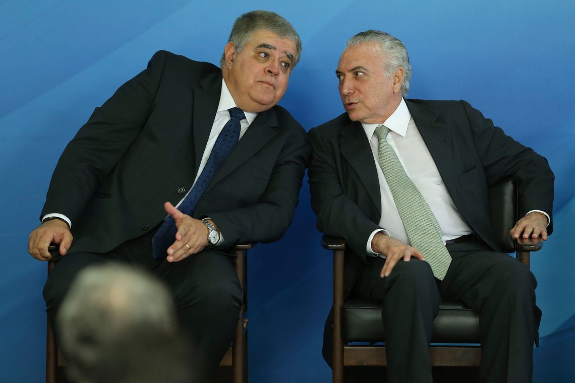 BrasÃlia - O novo ministro da Secretaria de Governo, Carlos Marun, e o presidente Michel Temer durante cerimônia, no Palácio do Planalto (Valter Campanato/Agência Brasil)