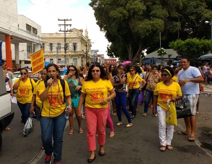 Prefeito ameaça cortar ponto de professores grevistas