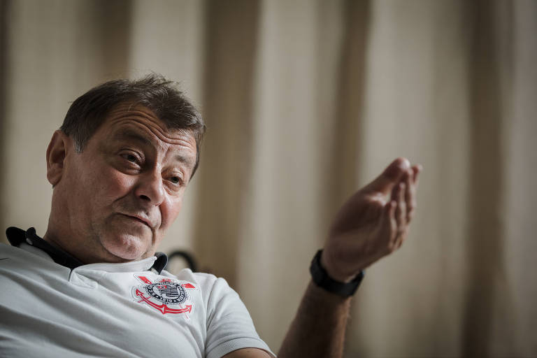 O ativista italiano Cesare Battisti, durante entrevista à Folha em sua casa, em Cananéia (SP)