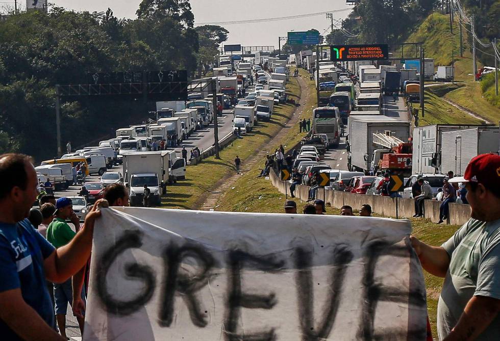Resultado de imagem para fotos de greve dos caminhoneiros