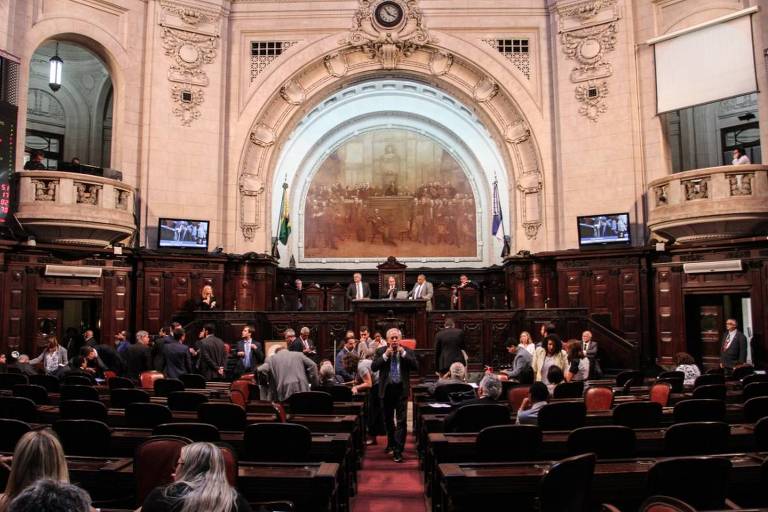 Resultado de imagem para fotos de deputados dentro da assembleia do rio
