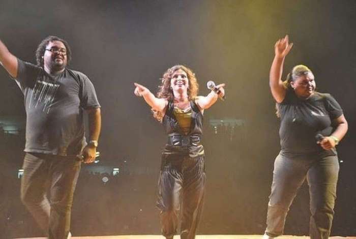 Aline Barros em apresentaÃ§Ã£o com a backing vocal Rejane MagalhÃ£es