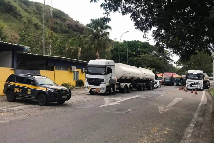 Resultado de imagem para PRF apreende 330 mil litros de etanol com fraude em notas no Rio
