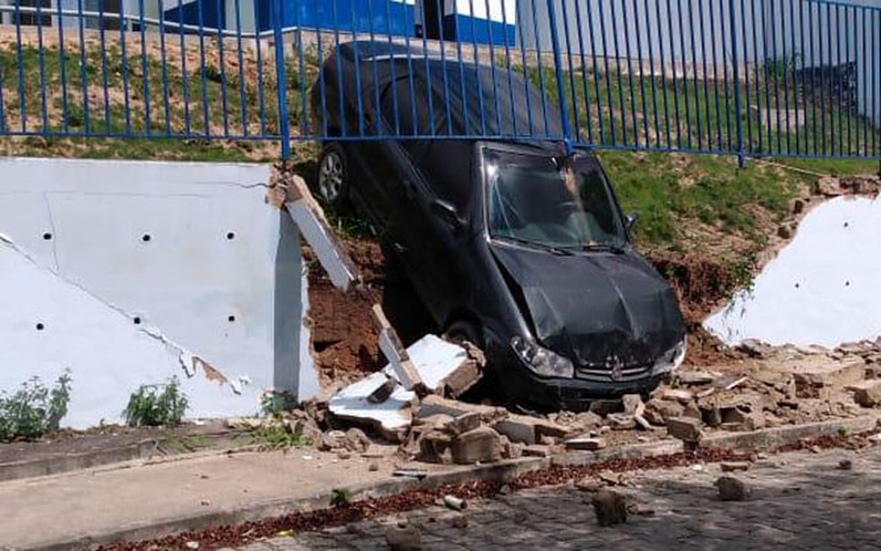 Não há informações sobre o que provocou o acidente, que deixou a frente do veÃculo amassada. â?? Foto: Blog Radar 64