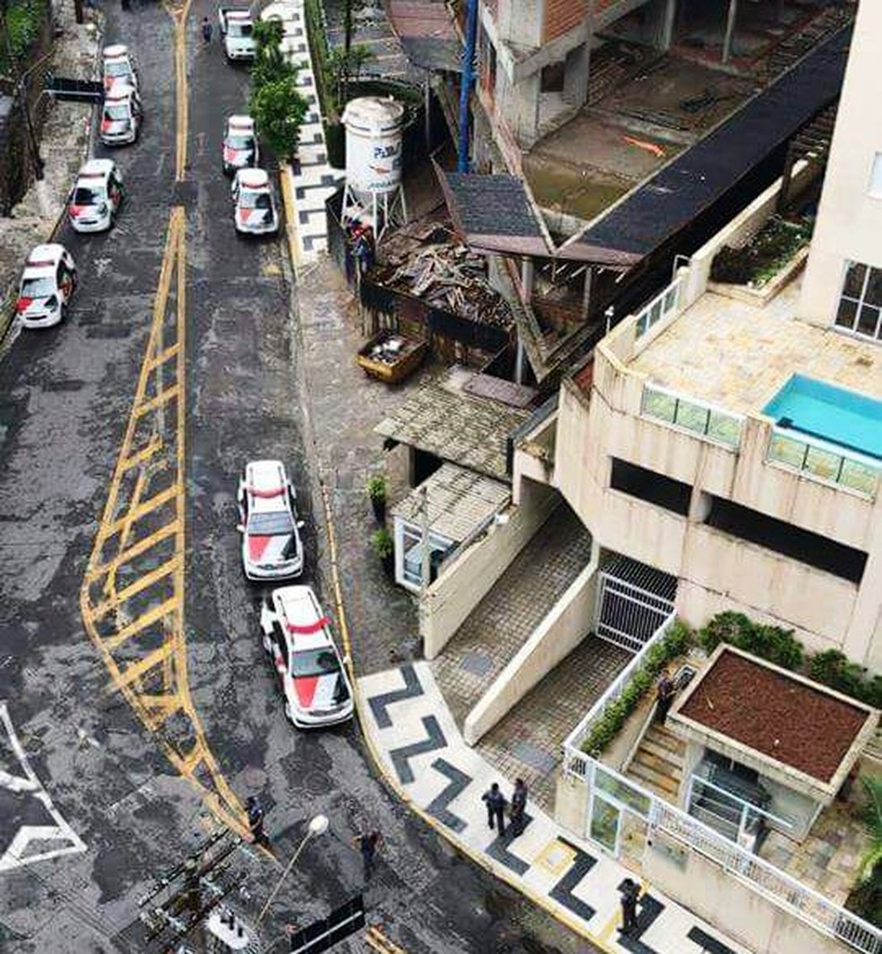 Condomínio de luxo é invadido e tem apartamentos saqueados por criminosos em Guarujá, SP (Foto: Plantão Guarujá/Reprodução)