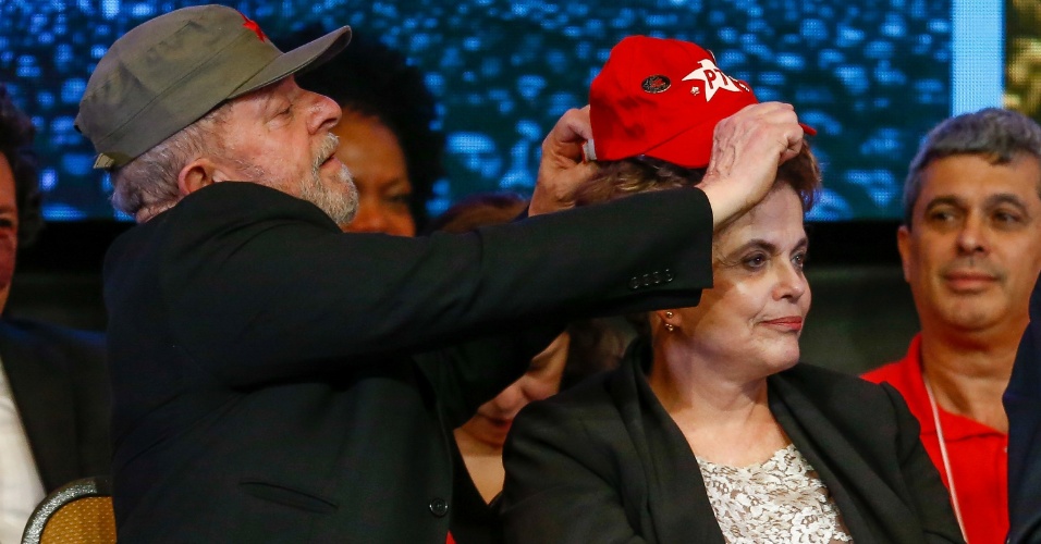 Resultado de imagem para fotos de lula colocando boné em dilma