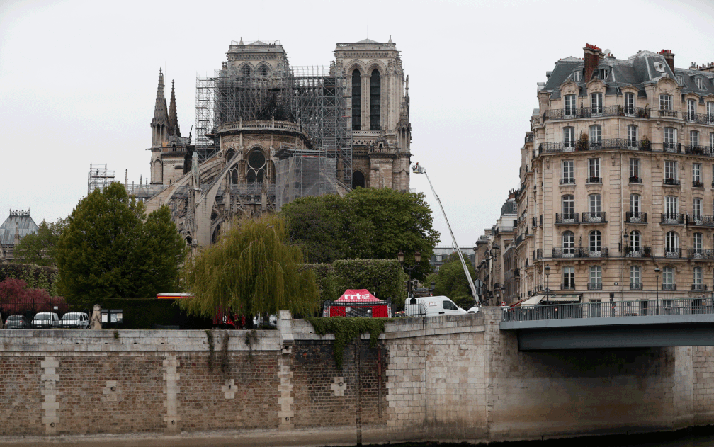 Bombeiros trabalham na Catedral de Notre-Dame, em Paris  â?? Foto: Benoit Tessier / Reuters