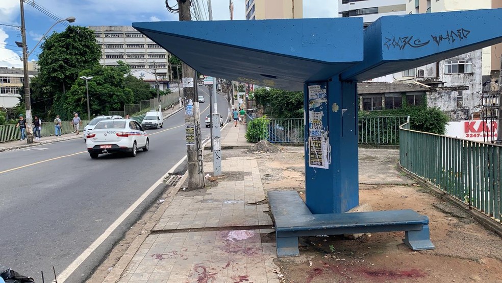 Caso ocorreu na manhÃ£ desta terÃ§a-feira (23), na Rua Padre FeijÃ³. VÃ­tima foi encaminhada para o Hospital Geral do Estado, em Salvador.  â?? Foto: Victor Silveira / TV Bahia