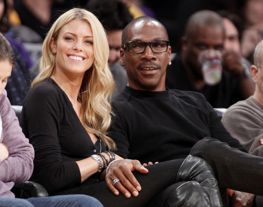  Eddie Murphy com a modelo australiana Paige Butcher durante partida da NBA em Los Angeles (Foto: REUTERS/Danny Moloshok)