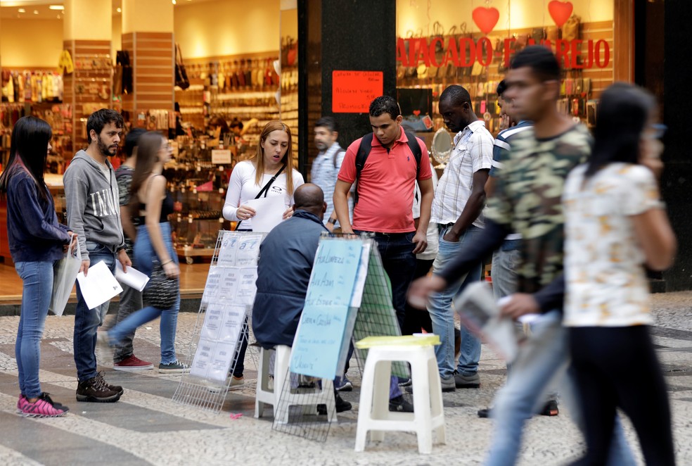 Pessoas procuram vagas em São Paulo (Foto: Paulo Whitaker/Reuters)