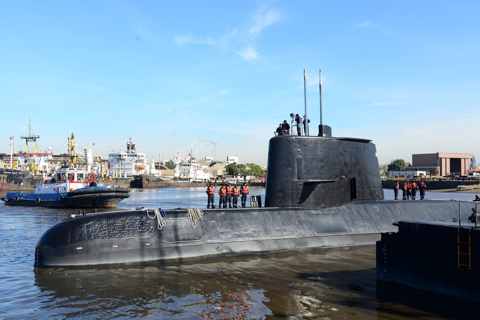 Submarino militar argentino ARA San Juan é visto deixando o porto de Buenos Aires (Foto: Armada Argentina/Handout via Reuters)