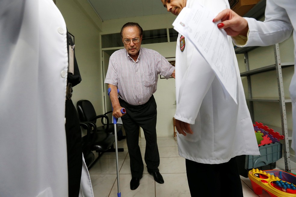 Paulo Maluf é acompanhado pela Polícia Federal ao sair do IML, em Brasília (Foto: Adriano Machado, Reuters)