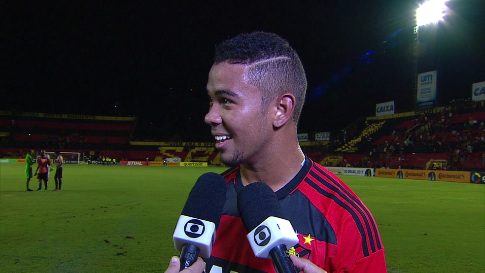 Atacante Juninho, do Sport, é suspeito de agredir a ex-noiva no Recife (Foto: Reprodução TV Globo)