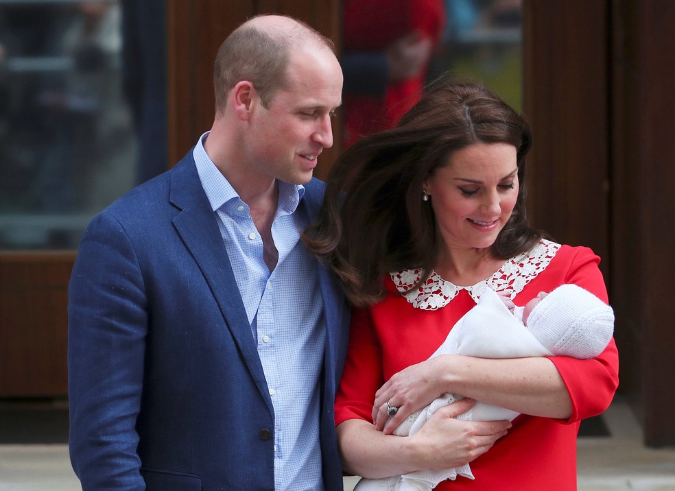 A duquesa de Cambridge Kate Middleton e o prÃ­ncipe William mostram seu filho recÃ©m-nascido Ã  mÃ­dia em frente ao Hospital St Mary, no centro de Londres, na Inglaterra (Foto: Hannah Mckay/Reuters)