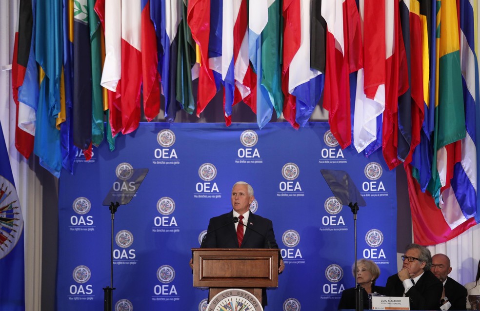 Mike Pence durante discurso na OEA em maio deste ano (Foto: Reuters/Kevin Lamarque)