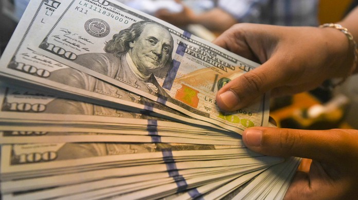 Resultado de imagem para DÃ³lar ultrapassa R$ 3,60 de olho em fundamentos e exterior