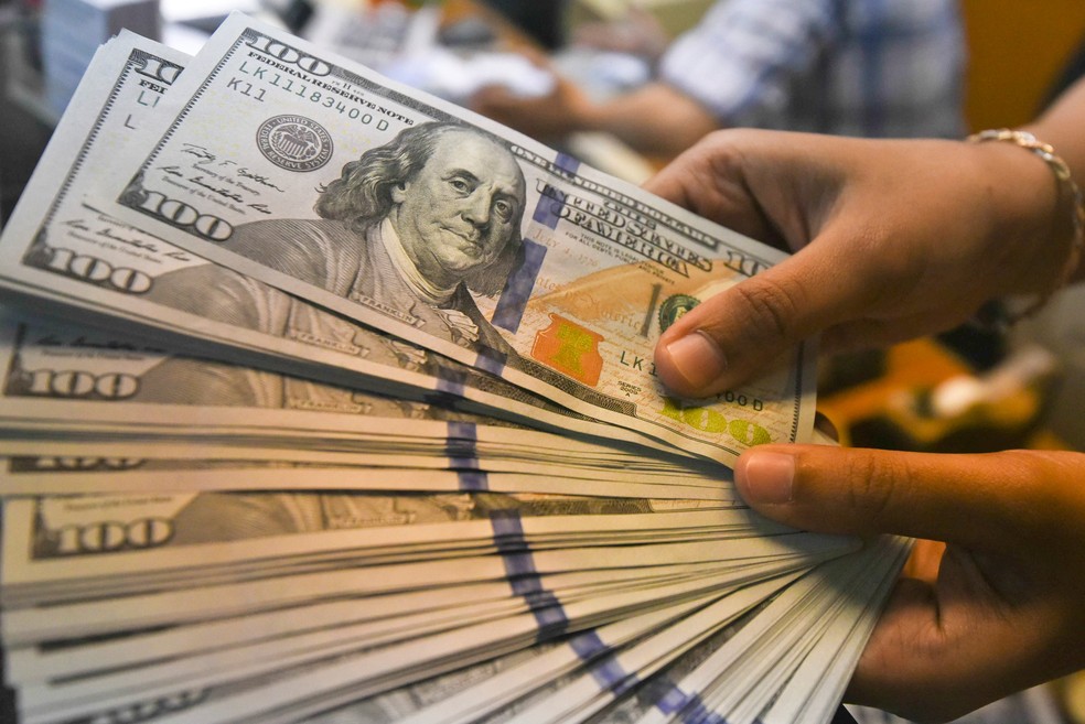 Notas de dÃ³lar em casa de cÃ¢mbio em Jacarta, na IndonÃ©sia. (Foto: Hafidz Mubarak/Reuters)