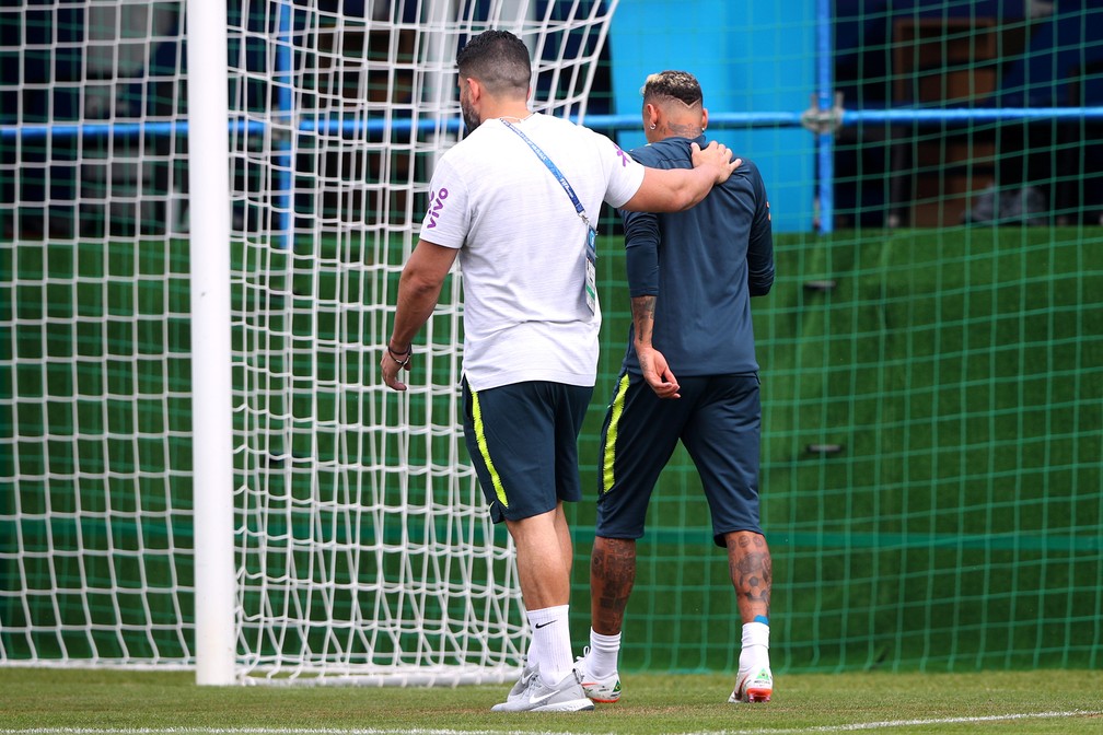 Neymar sai acompanhado de Bruno Mazziotti (Foto: Reuters)