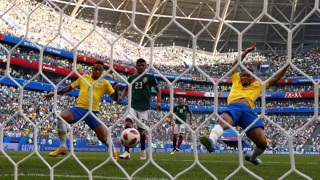 Neymar se estica para fazer o gol contra o MÃ©xico