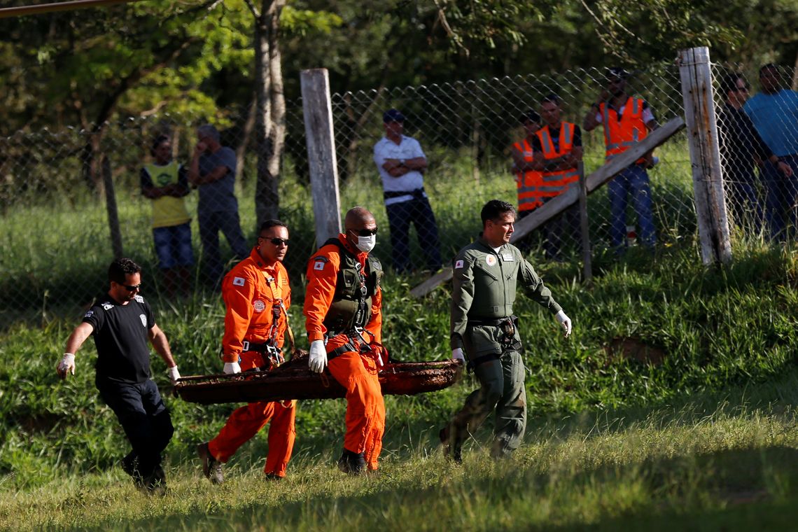 Members of rescue team carry a body recovered after a tailings dam owned by Brazilian mining company Vale SA collapsed, in Brumadinho, Brazil, January 27, 2019. REUTERS/Adriano Machado