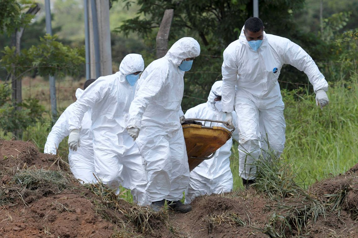 Members of a rescue team carry a body recovered after a tailings dam owned by Brazilian mining company Vale SA collapsed, in Brumadinho, Brazil January 28, 2019. REUTERS/Washington Alves