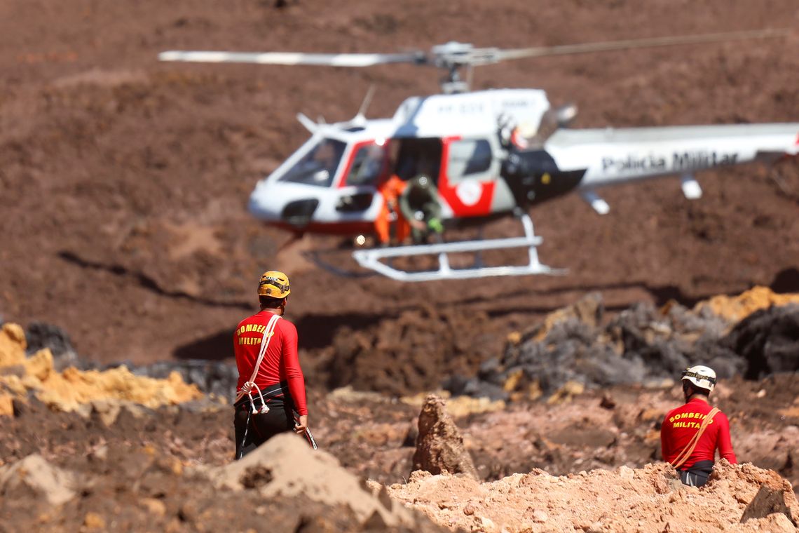 Equipes de resgate durante buscas por vÃtimas em Brumadinho, onde uma barragem da mineradora Vale se rompeu.